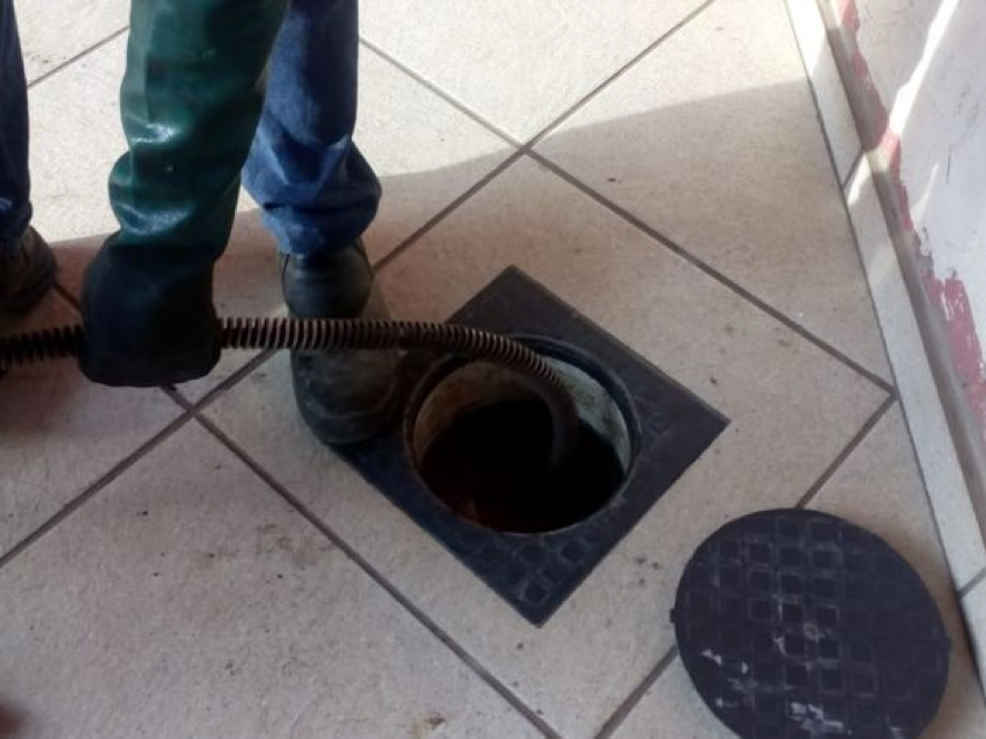 Caminhão limpa fossa atendendo em Maringá e região